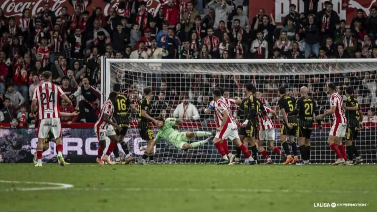 Momento en el que Juan Ortiz anota el gol de cabeza ante el Real Zaragoza este domingo. Fotograf&iacute;a: LaLiga.