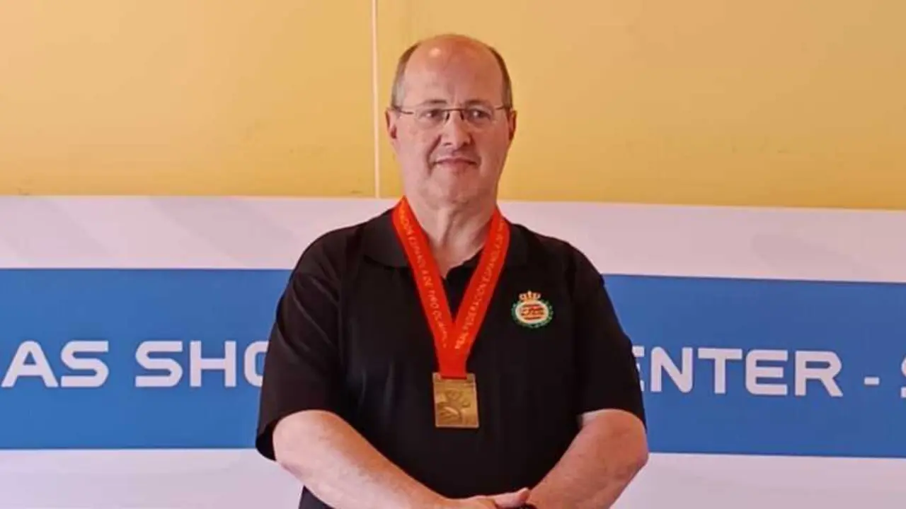 Rafael Velasco, orgulloso con su medalla y diploma. Fotograf&iacute;a: Club de Tiro Loreto.