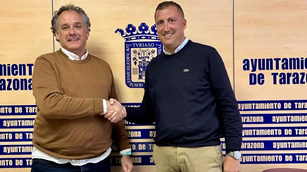 El alcalde de Tarazona, Tono Jaray, y el presidente de la SD Tarazona, Aniceto Navarro. Fotograf&iacute;a: Ayuntamiento de Tarazona.