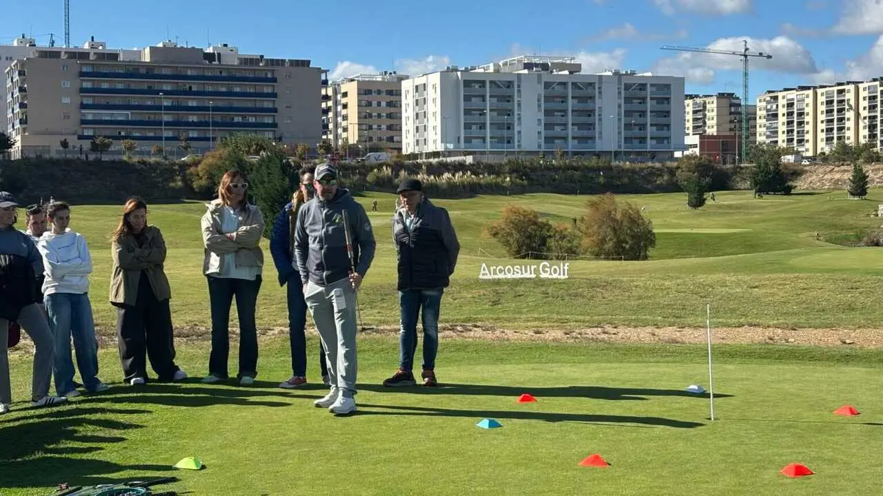 Imagen de varios participantes durante la jornada de puertas abiertas. Fotograf&iacute;a: Arcosur Golf.