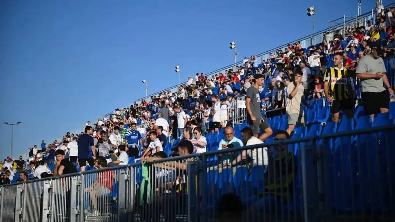 Aficionados en el Ibercaja Estadio. Fotograf&iacute;a: Marcos Cebri&aacute;n