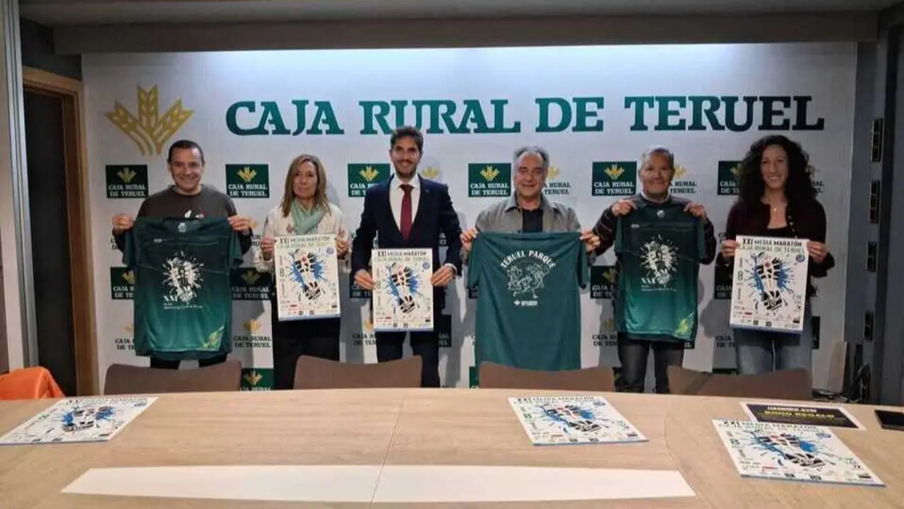 Presentaci&oacute;n de la Media Marat&oacute;n. De izquierda a derecha: Roberto Bergu&eacute;s, Carmen Romero, Rub&eacute;n Aguilar, Jes&uacute;s Artigot, Isidoro Esteban y Sensi Bergu&eacute;s.