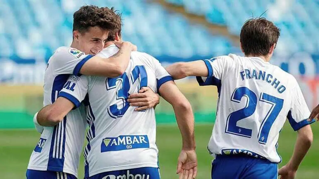 Franc&eacute;s, Az&oacute;n y Francho abraz&aacute;ndose durante un partido del Real Zaragoza / RZ