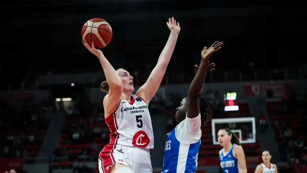 Merritt Hempe busca convertir una canasta ante la defensa francesa. Fotograf&iacute;a: FIBA.