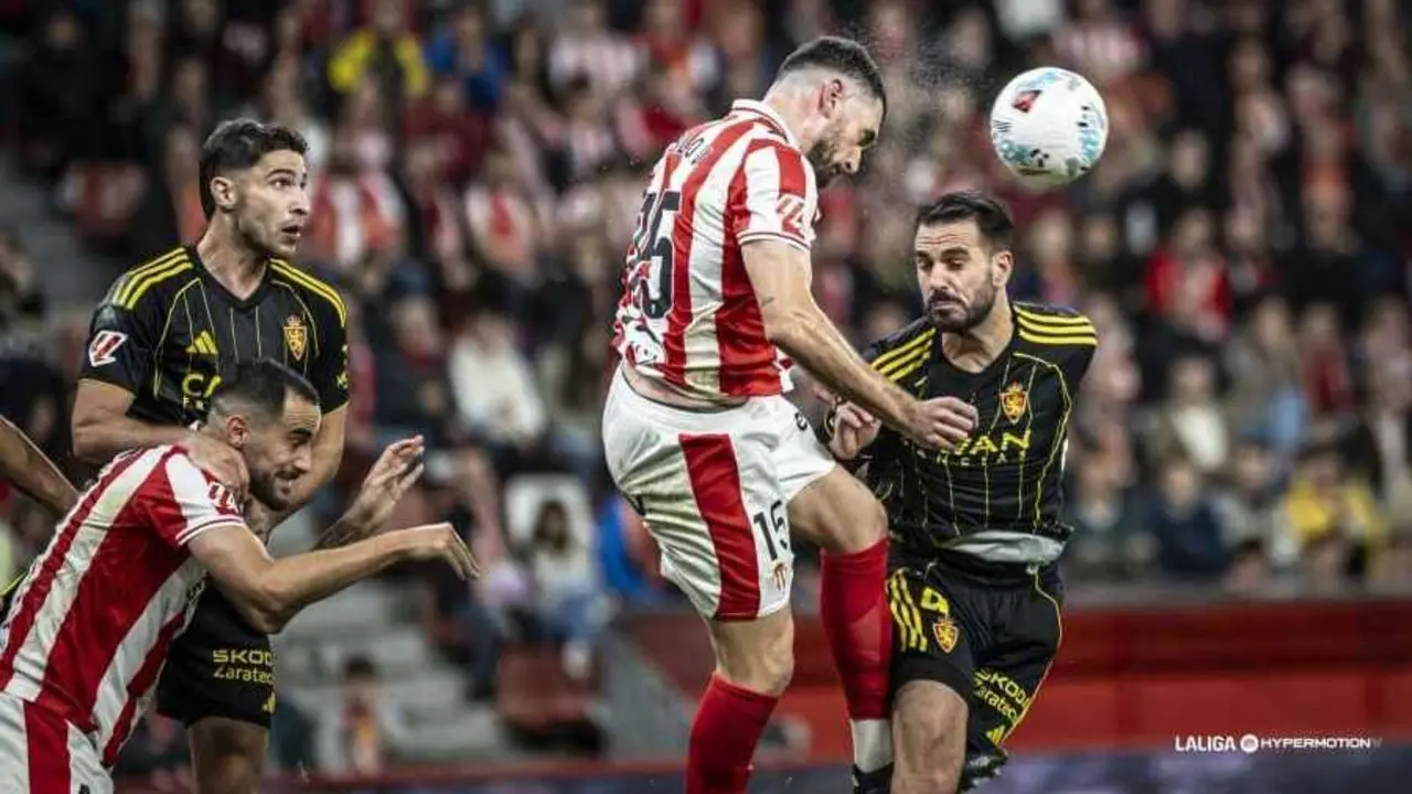 Insua y Tachi en un duelo a&eacute;reo / LaLiga