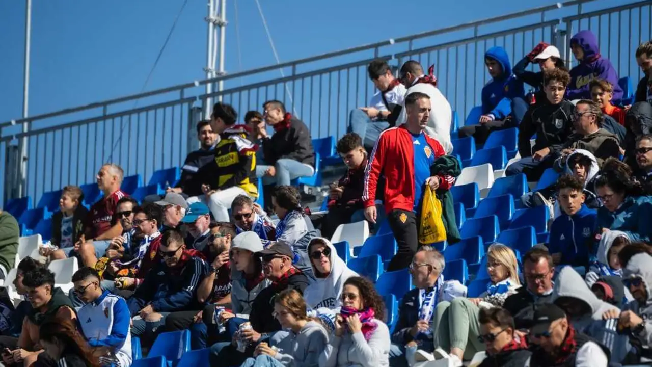 Aficionados del Real Zaragoza en el Ibercaja Estadio / Marcos Cebri&aacute;n