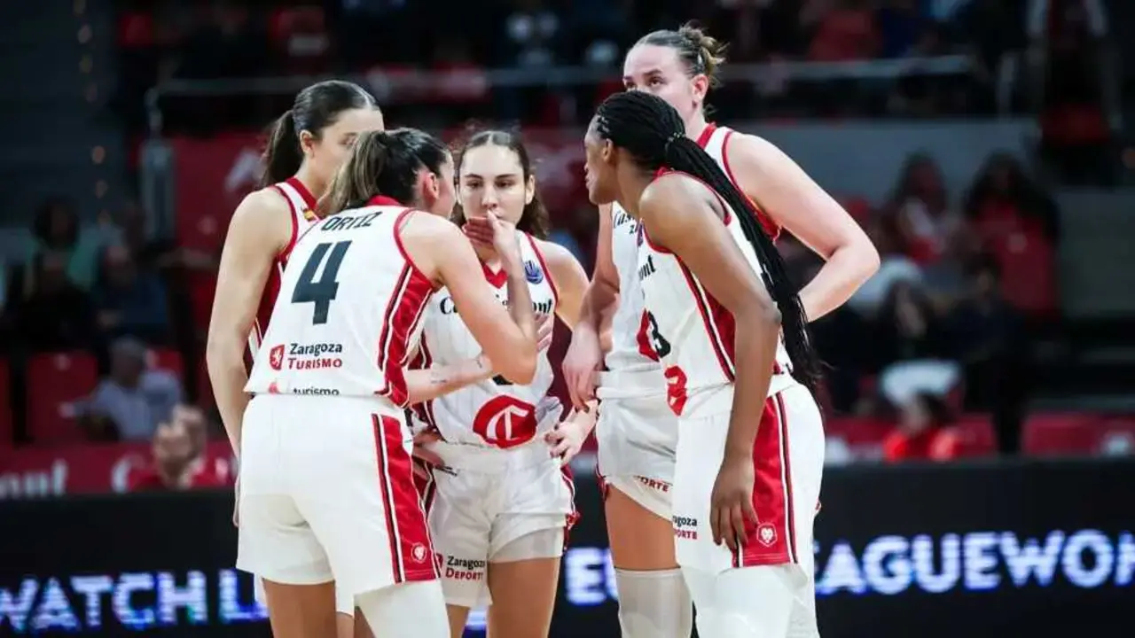 Mariona Ortiz dando una charla a sus compa&ntilde;eras en el duelo ante Basket Landes. Fotograf&iacute;a: FIBA.