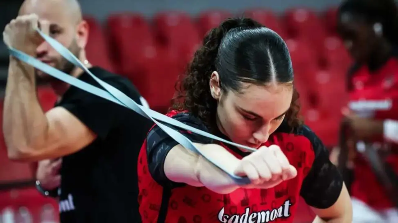 Carla Leite, ejercit&aacute;ndose antes del duelo europeo ante Landes. Fotograf&iacute;a: FIBA.