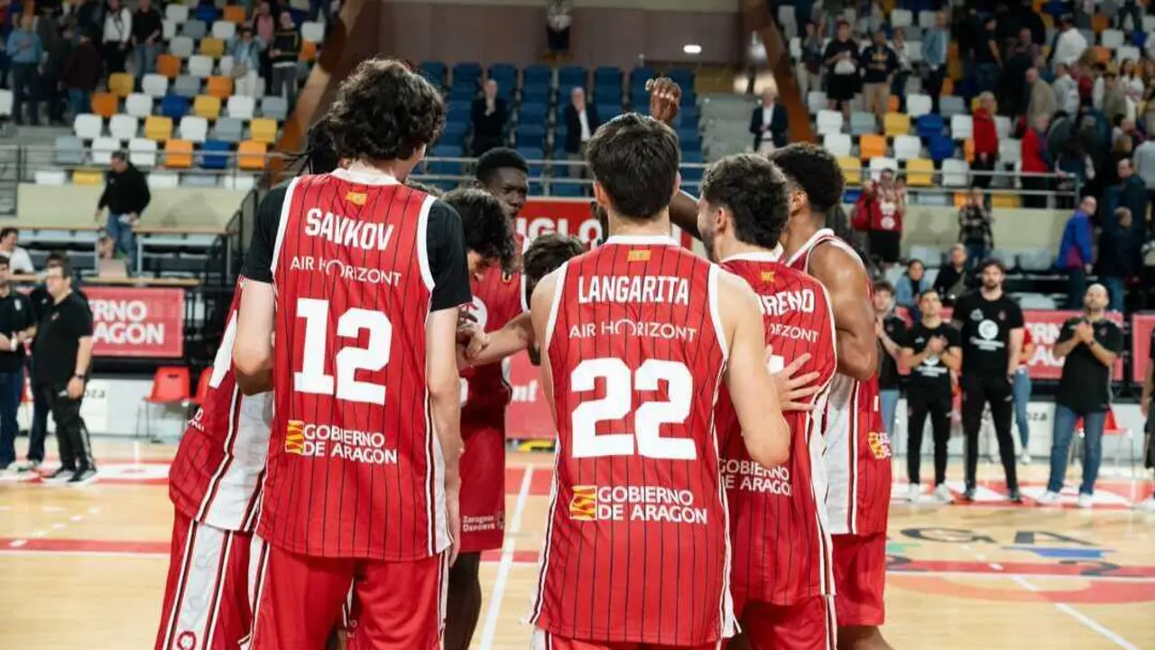 Los jugadores del Casademont haciendo pi&ntilde;a antes del encuentro. Fotograf&iacute;a: Liga U22.