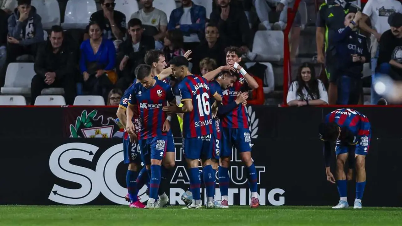 Celebraci&oacute;n de los jugadores del Huesca en Albacete / SD Huesca