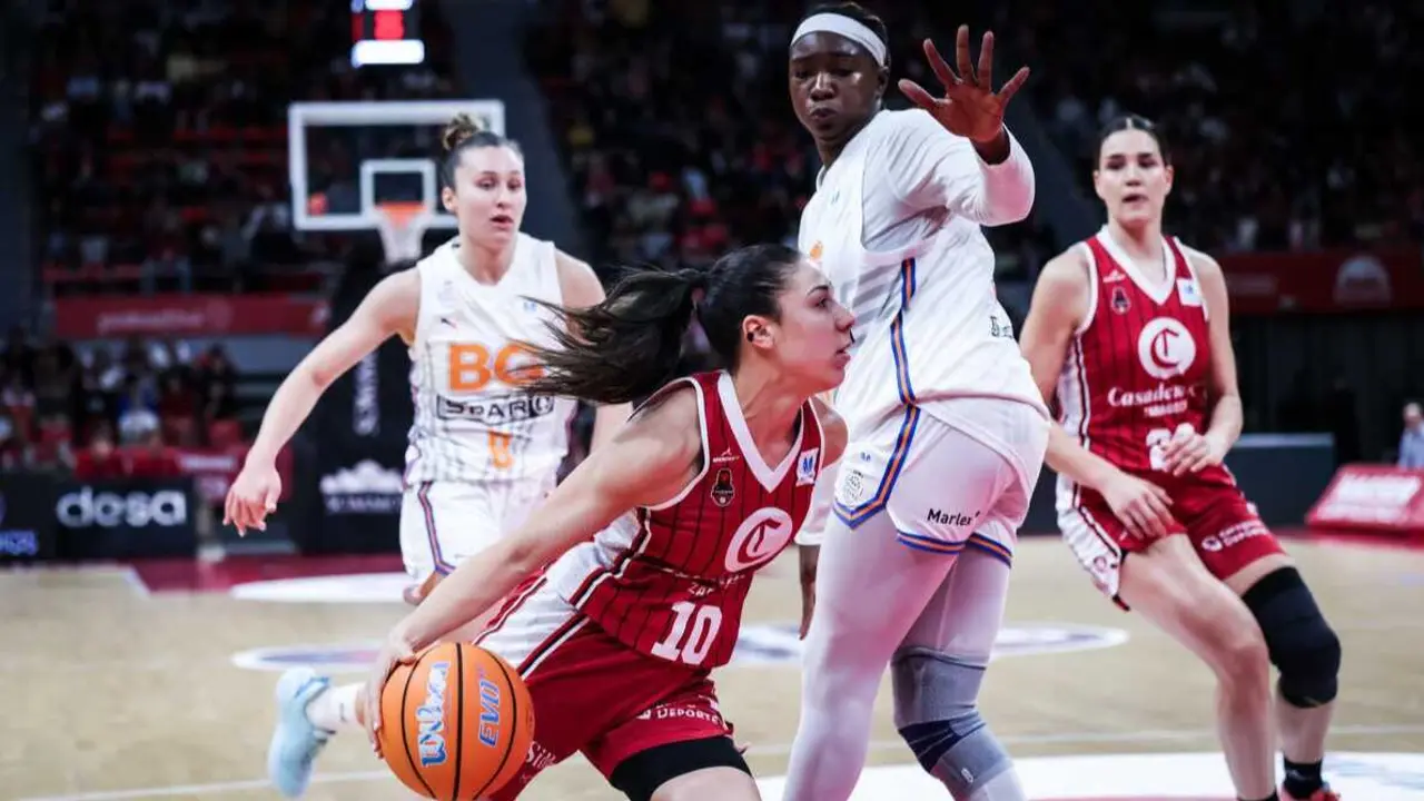 Laia Flores se cuela en la defensa del Spar Girona. Fotograf&iacute;a: Esther Casas / Casademont Zaragoza.