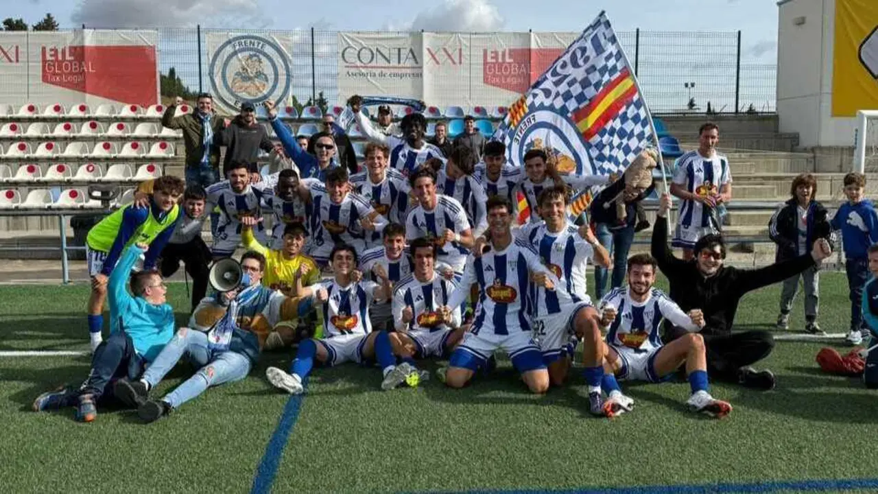Foto de familia de la SD Ejea tras su triunfo. Fotograf&iacute;a: SD Ejea.