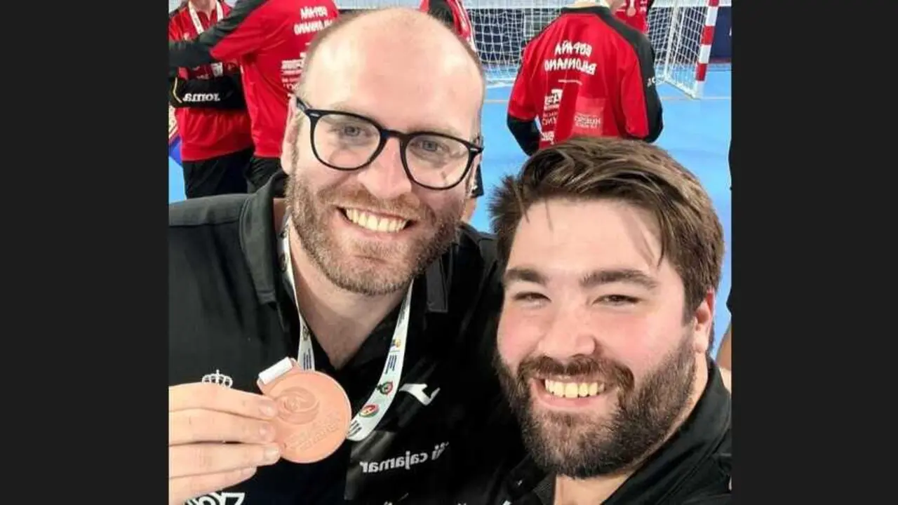 Carlos Colomer y Charly Hidalgo con su medalla de bronce en el Mundial Sub17 de Marruecos. Fotograf&iacute;a: BM Dominicos.