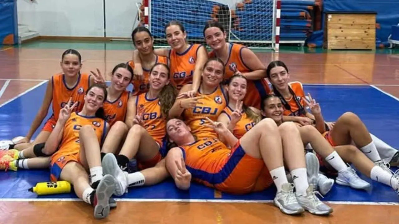 El junior femenino del CB Jaca celebrando un triunfo. Fotograf&iacute;a: RR.SS. del club.