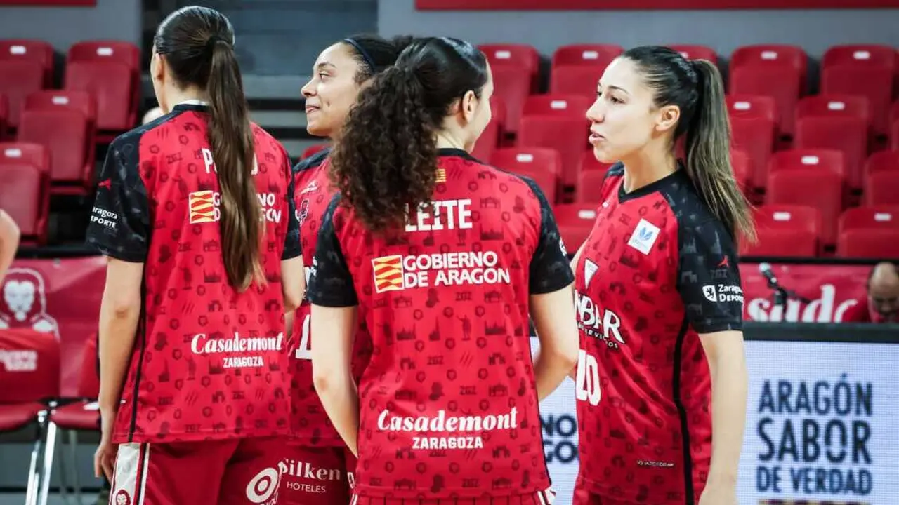 El Casademont durante la sesi&oacute;n de tiro previa al encuentro ante el Spar Girona. Fotograf&iacute;a: Esther Casas / Casademont Zaragoza.