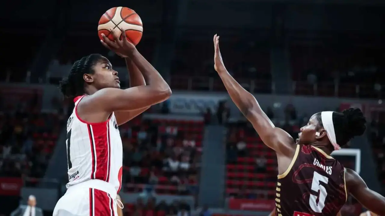 Nadia Fingall lanza un tiro ante Kaila Charles en el duelo de ida ante Reyer Venezia. Fotograf&iacute;a: FIBA.