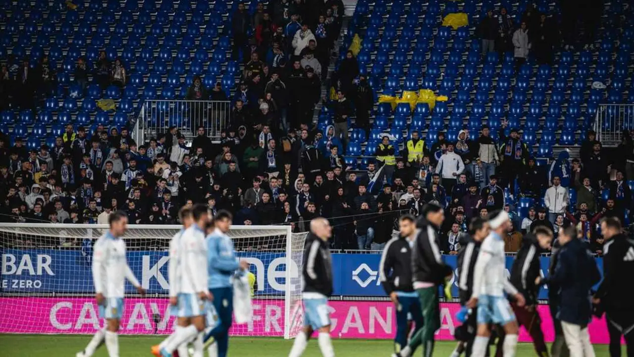 Jugadores del Real Zaragoza retir&aacute;ndose a vestuarios tras el partido ante el Deportivo / Marcos Cebri&aacute;n