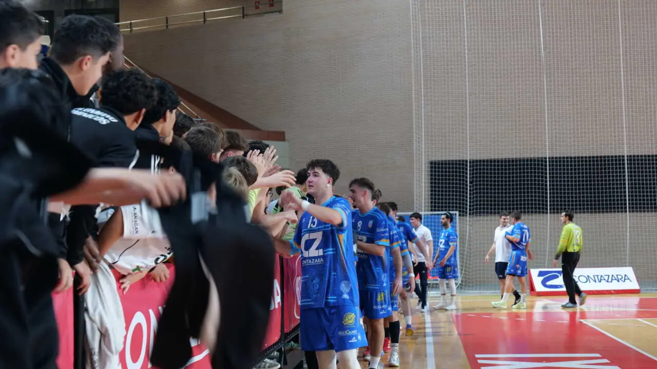 El BM Zaragoza agradeciendo a su afici&oacute;n el apoyo tras un duelo. Fotograf&iacute;a: BM Zaragoza.
