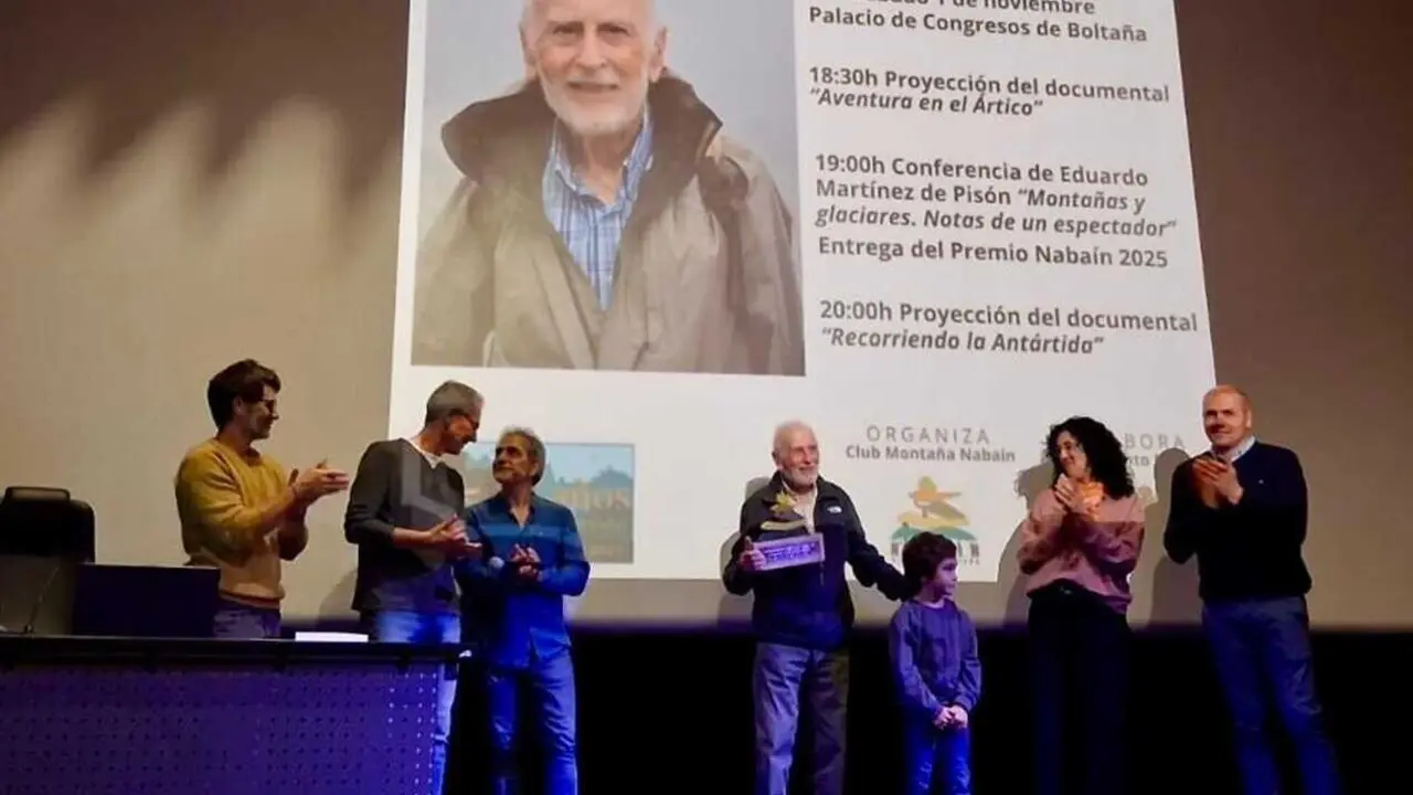 Momento en el que Eduardo Mart&iacute;nez de Pis&oacute;n recoge el galard&oacute;n. Fotograf&iacute;a: Club Monta&ntilde;a Naba&iacute;n.