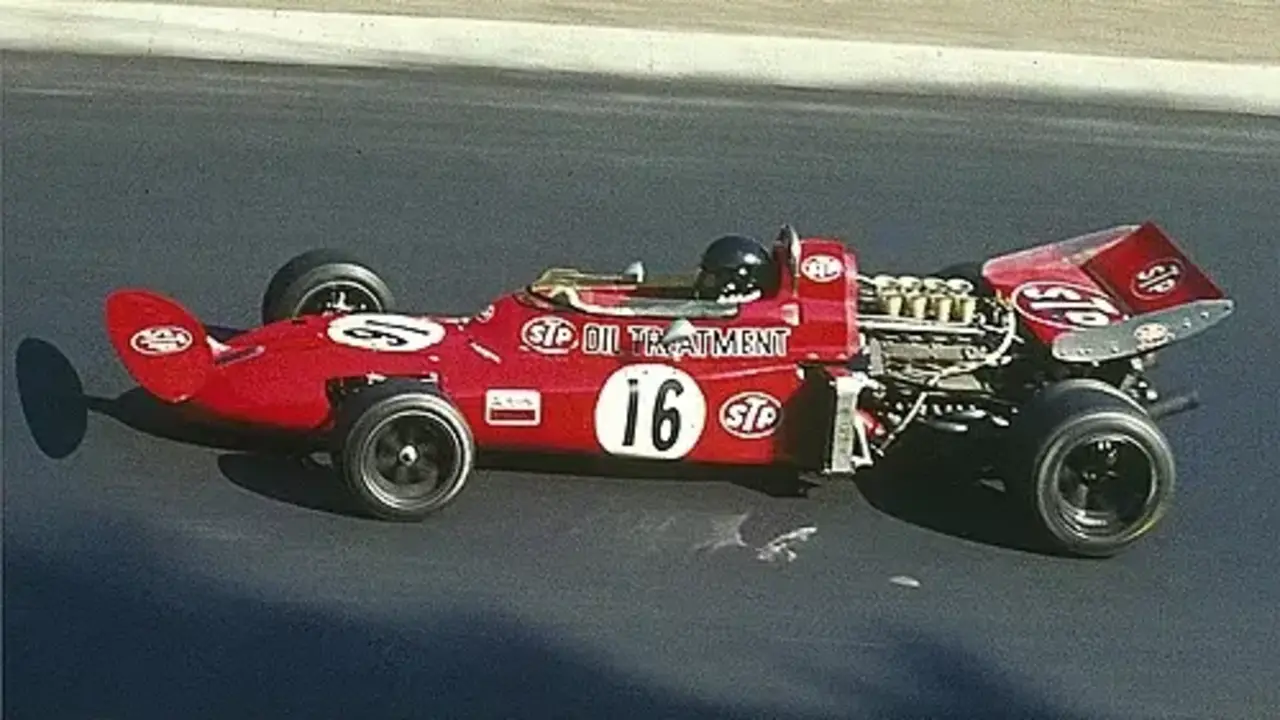 Andrea De Adamich durante una carrera en 1971