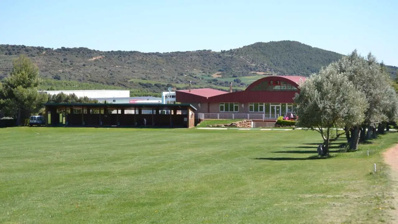 Campo de pr&aacute;cticas de Golf Guara y al fondo, la sede social del club. Foto: Sportaragon