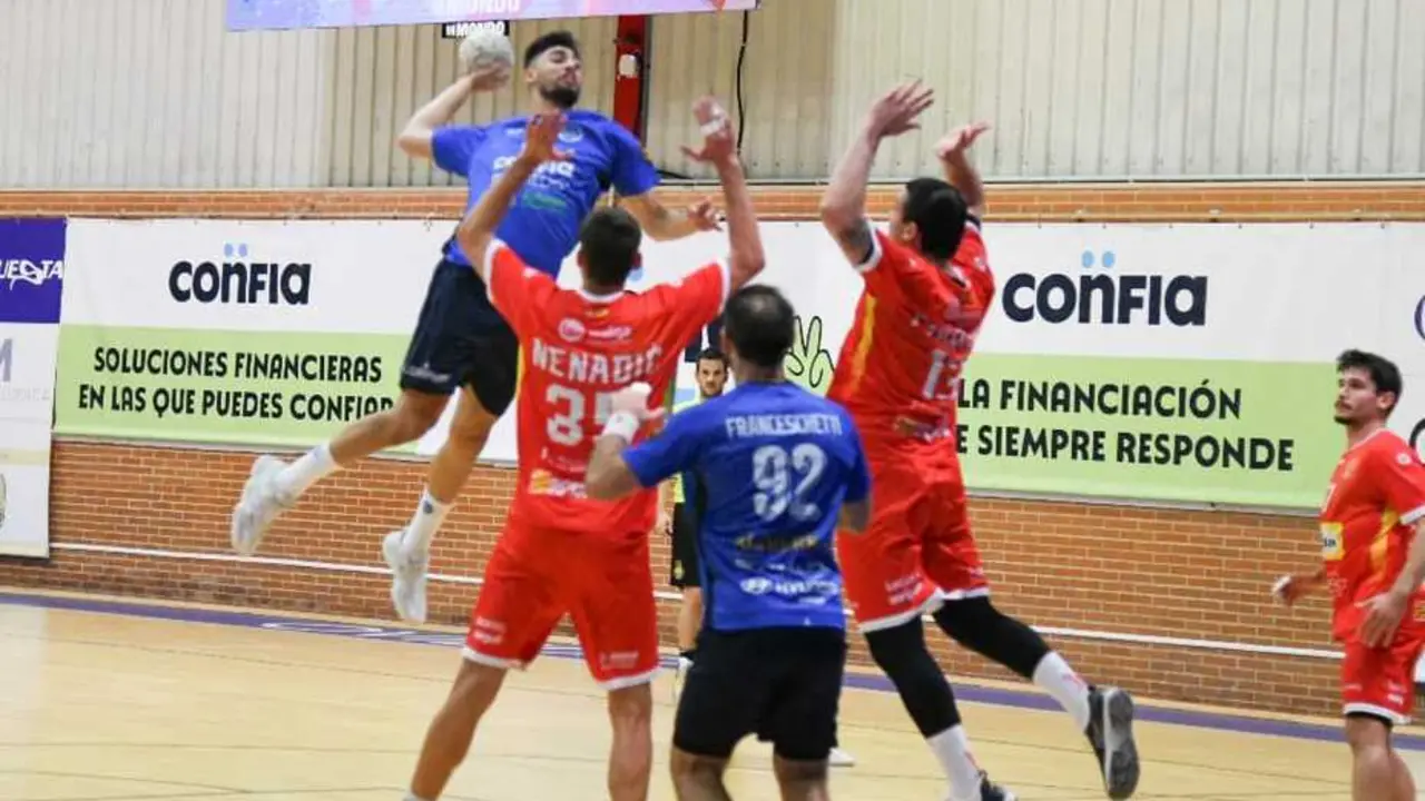 La defensa del Bada Huesca busca cerrar huecos al lanzamiento de un rival en la eliminatoria de Copa del Rey contra el Oviedo. Foto: Benjam&iacute;n P&eacute;rez