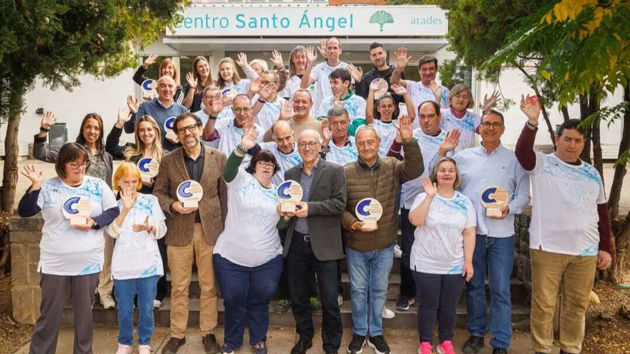 Foto de familia tras la presentaci&oacute;n de la carrera popular. Fotograf&iacute;a: Daniel Marcos.