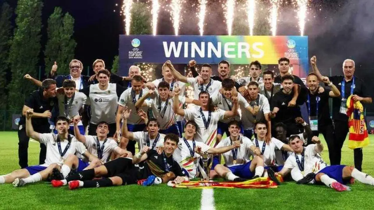 La Selecci&oacute;n Aragonesa tras ganar aquella m&iacute;tica Copa de Regiones UEFA en San Mariona. Fotograf&iacute;a: RFAF.