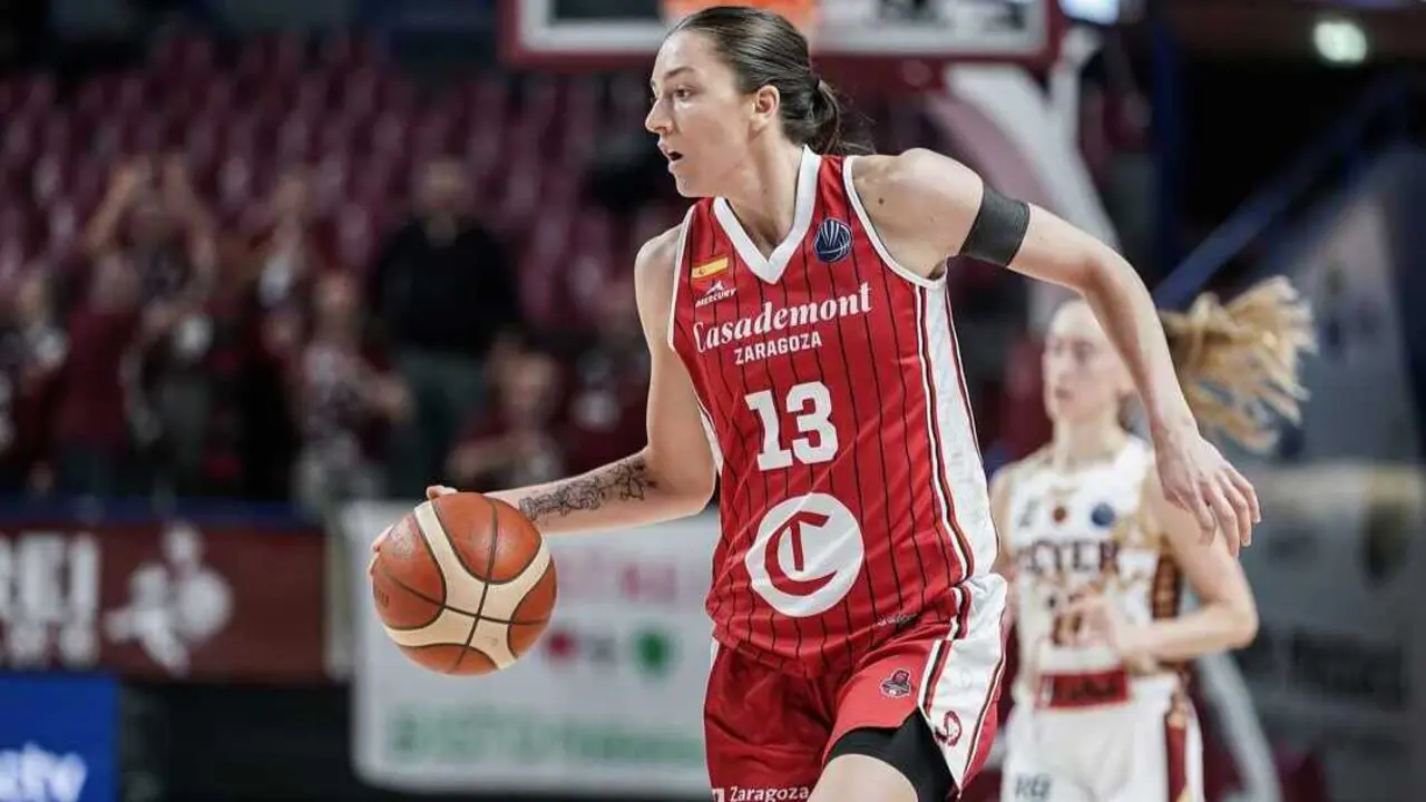 Helena Pueyo, disputando el duelo de Euroliga ante el Reyer Venezia. Fotograf&iacute;a: FIBA.