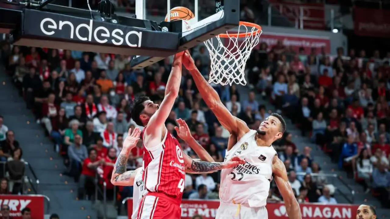Edy Tavares lucha contra Santi Yusta bajo el aro en el duelo entre el Casademont Zaragoza y Real Madrid. Fotograf&iacute;a: Esther Casas / Casademont Zaragoza.