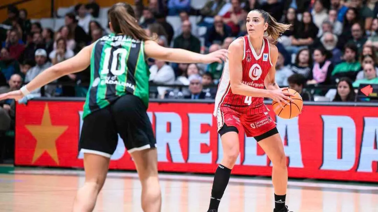 Mariona Ortiz busca un pase ante el Joventut de Badalona. Fotograf&iacute;a: FEB.
