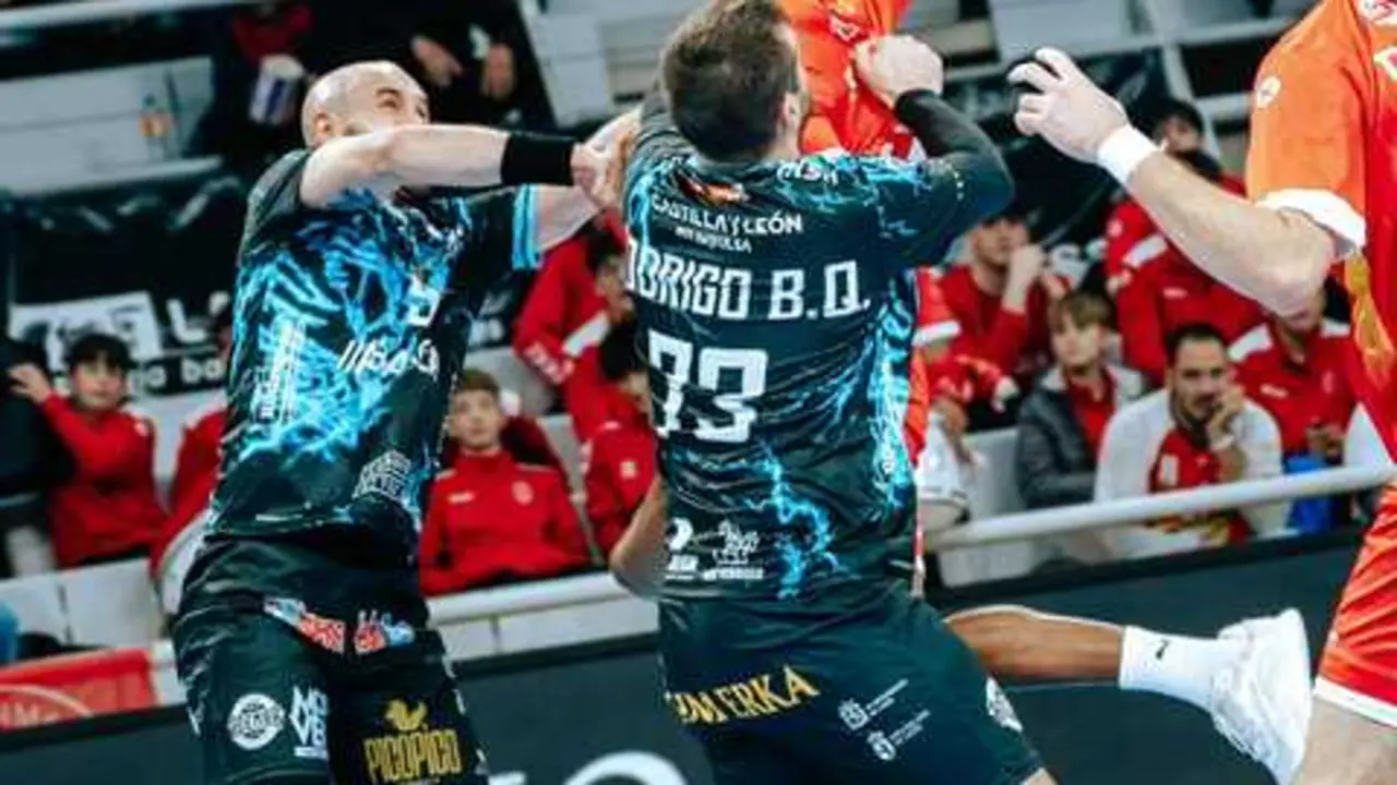 Samuel Cordi&eacute;s supera a la defensa de Le&oacute;n en el partido disputado contra el Bada Huesca en el Palacio de los Deportes. Foto: BM Huesca