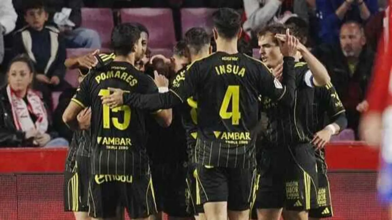 Jugadores del Real Zaragoza celebran el &uacute;nico gol ante el Granada / LaLiga