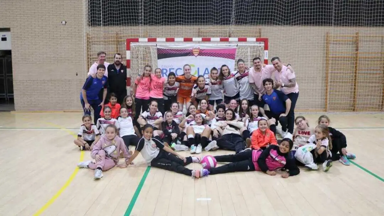 Foto de familia de las jugadoras del FSF C&eacute;sar Augusta. Fotograf&iacute;a: C&eacute;sar Augusta.