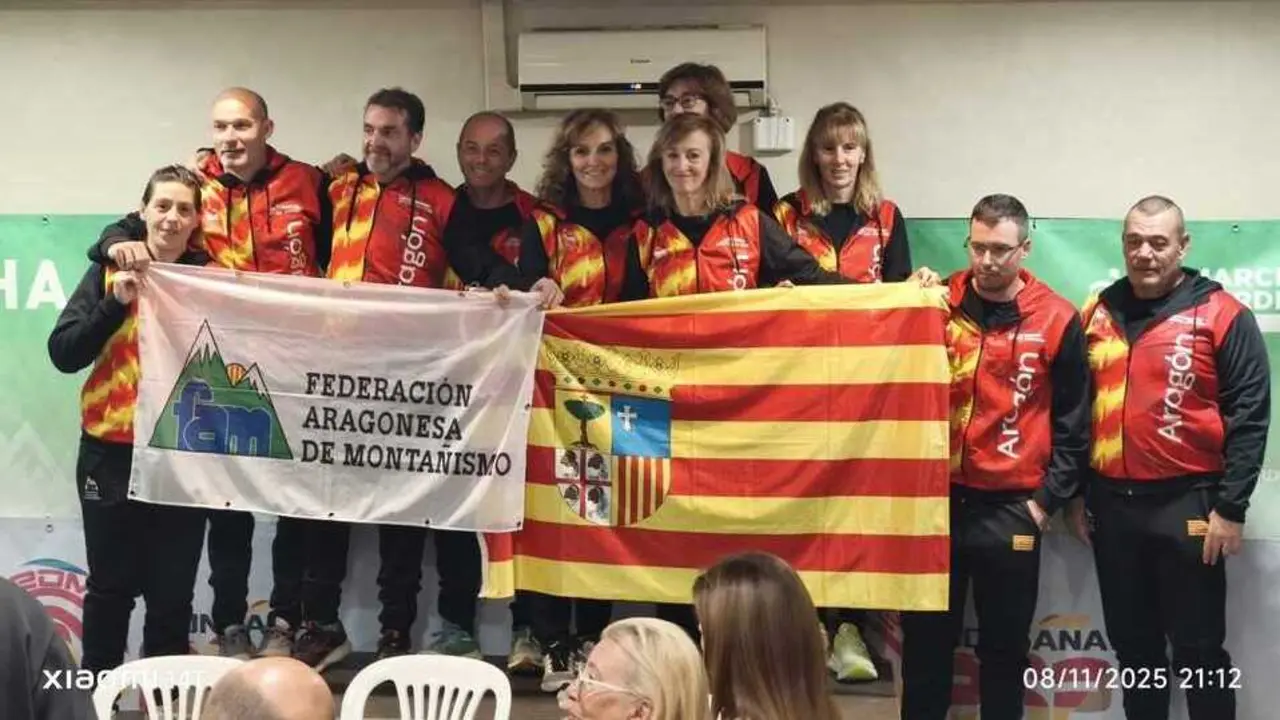 Fotograf&iacute;a del equipo aragon&eacute;s de Marcha Nordica con la bandera de Arag&oacute;n. Fotograf&iacute;a: FAM.