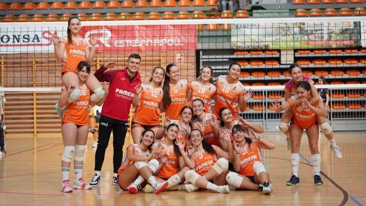 Foto de familia del juvenil femenino celebrando la victoria. Fotograf&iacute;a: CV Teruel.