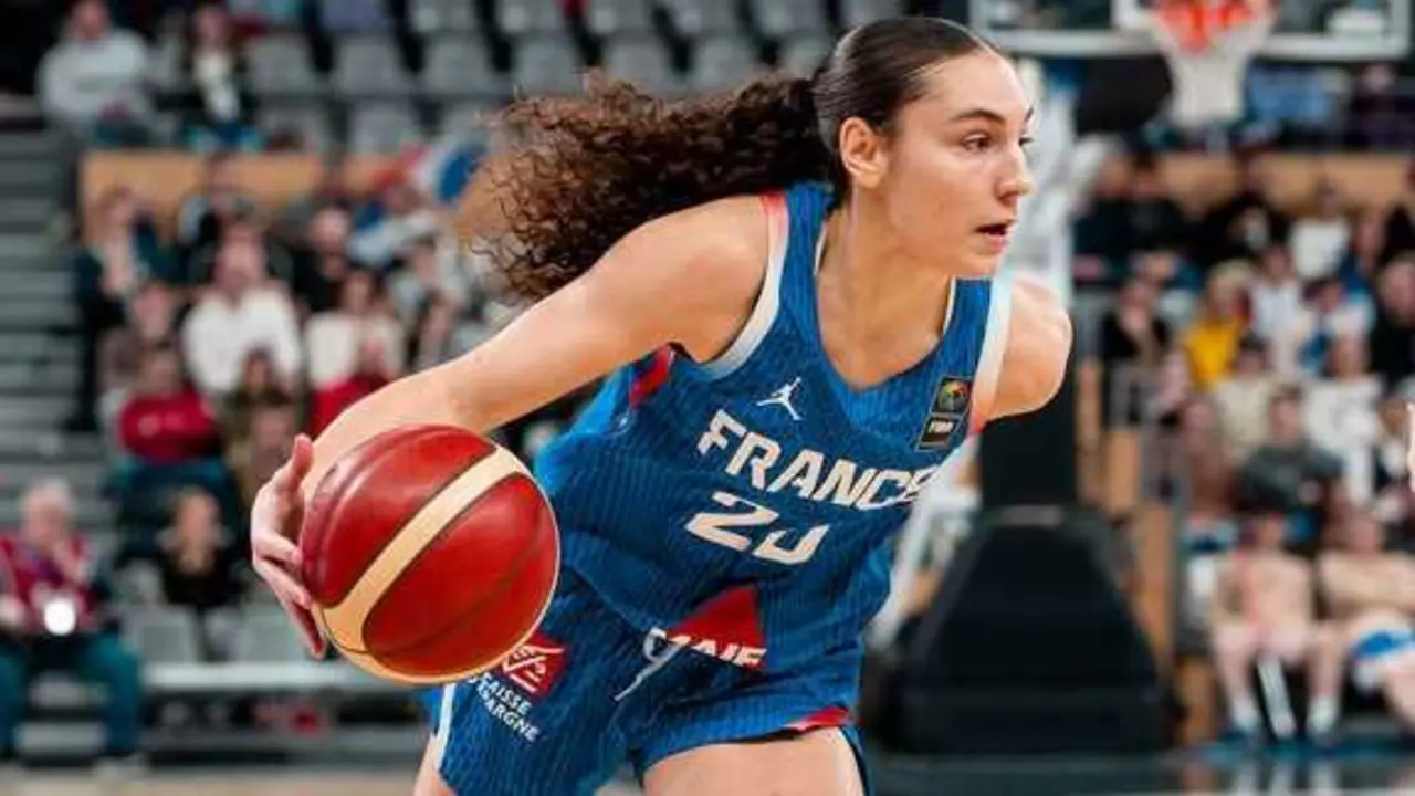 Carla Leite durante un partido con Francia. Fotograf&iacute;a: FRABasketball