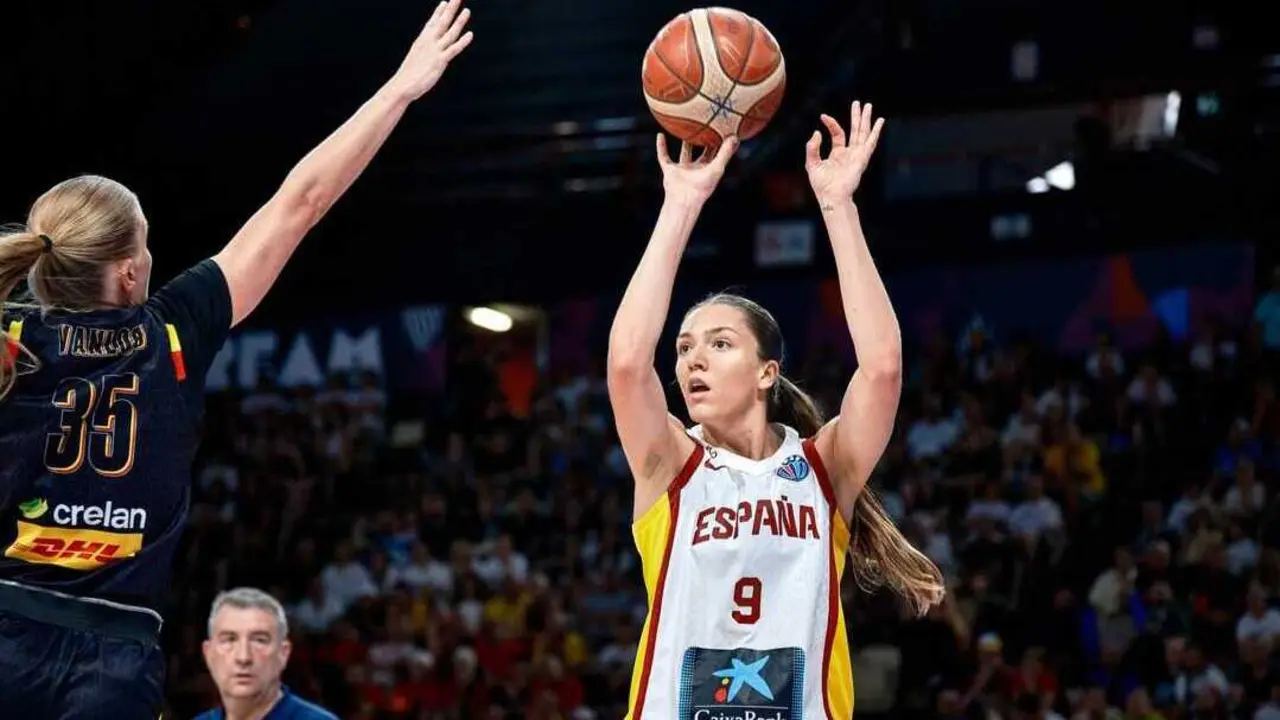 Helena Pueyo lanzando un triple con Espa&ntilde;a en el EuroBasket 2025. Fotograf&iacute;a: FIBA.