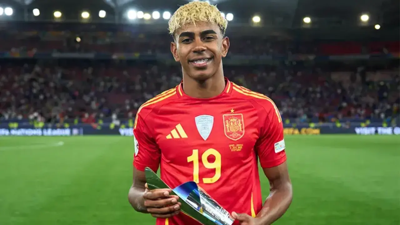 Lamine Yamal recogiendo un premio de MVP con Espa&ntilde;a / RFEF