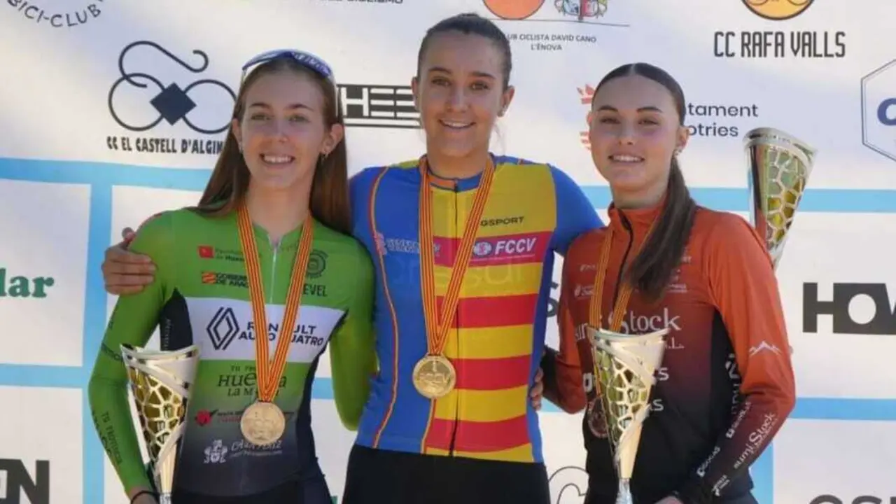 Mar&iacute;a Ivars, a la izquierda de la imagen, posa orgullosa con su medalla de plata. Fotograf&iacute;a: Club Ciclista Oscense.