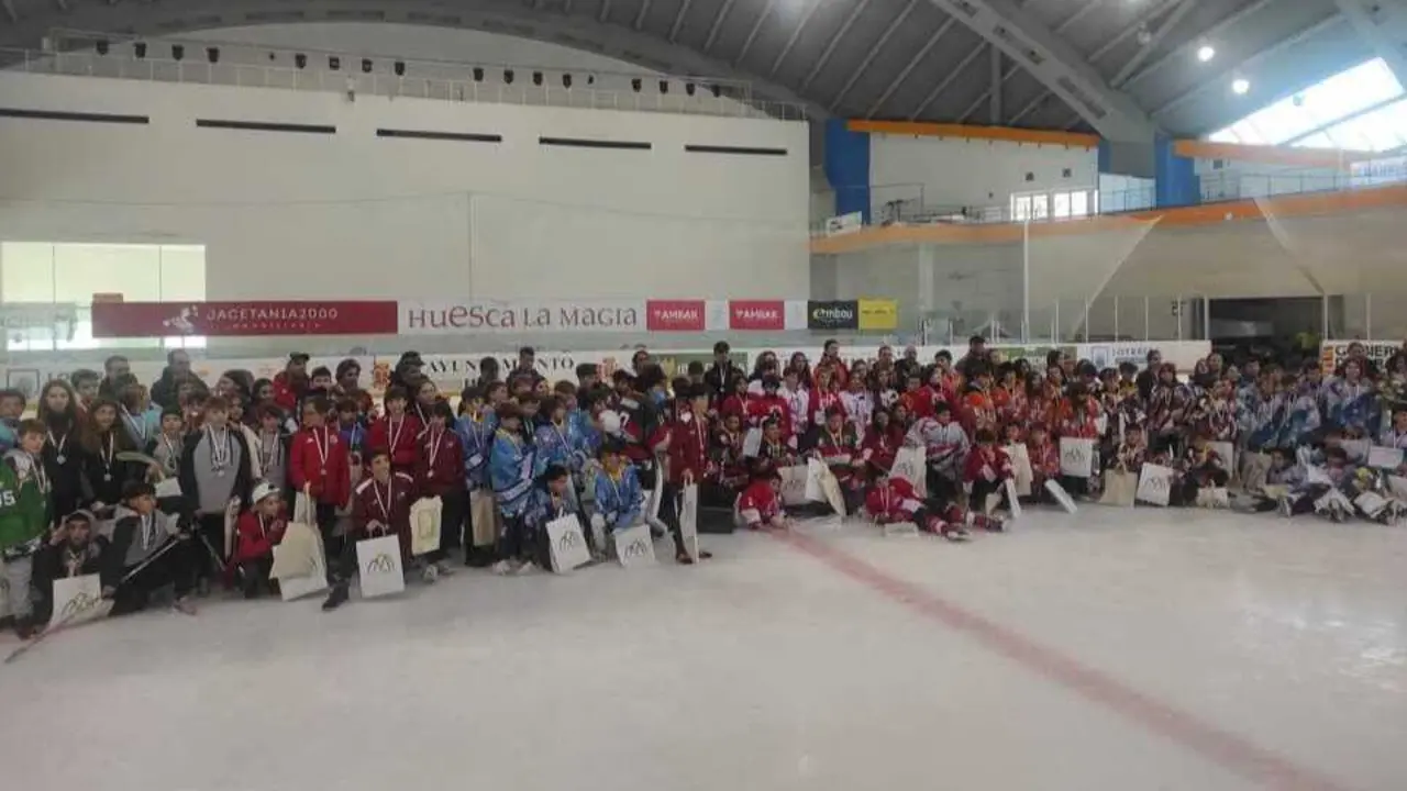 Foto de familia a la finalizaci&oacute;n del Memorial Manolo Santoro. Fotograf&iacute;a: CH Jaca.