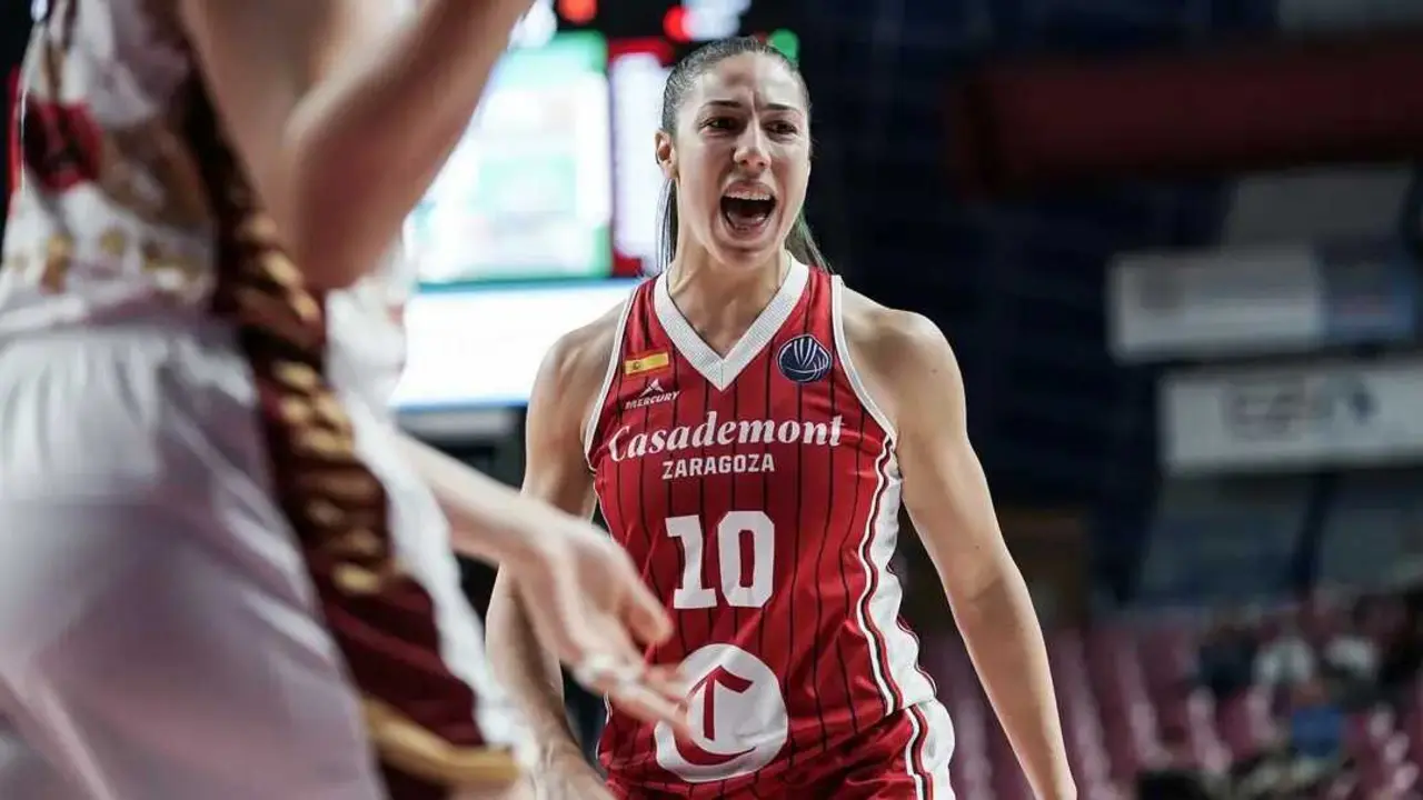Laia Flores, durante el duelo ante el Reyer Venezia. Fotograf&iacute;a: FIBA.