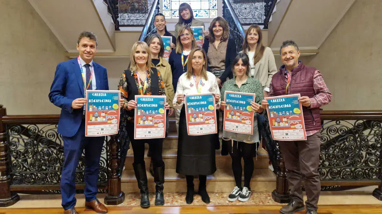 Foto de familia tras la presentaci&oacute;n de la carrera que se correr&aacute; el 30 de noviembre. Fotograf&iacute;a: Ayuntamiento de Teruel.