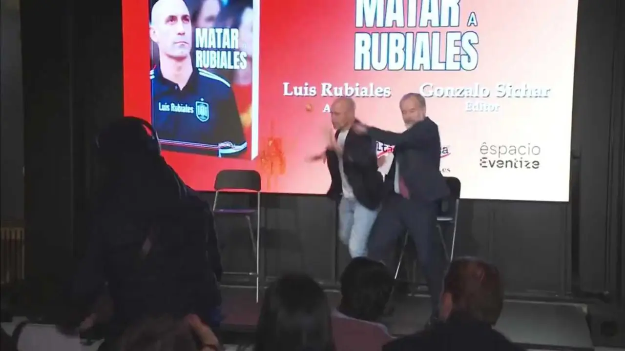 Rubiales recibiendo el impacto de un huevo