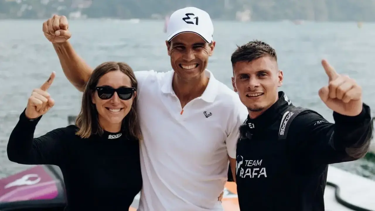 Rafael Nadal tras su primera victoria junto a Cris Laz&aacute;rraga y Tom Chiappe, pilotos de su equipo