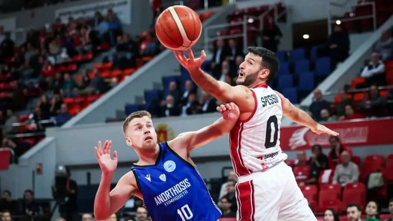 Marco Spissu trata de interceptar un bal&oacute;n ante el Anorthosis Famagusta en FIBA Europe Cup. Fotograf&iacute;a: FIBA.