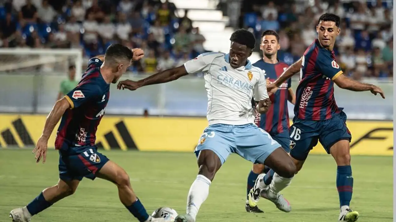 Real Zaragoza y SD Huesca, en un encuentro de verano / MARCOS CEBRI&Aacute;N
