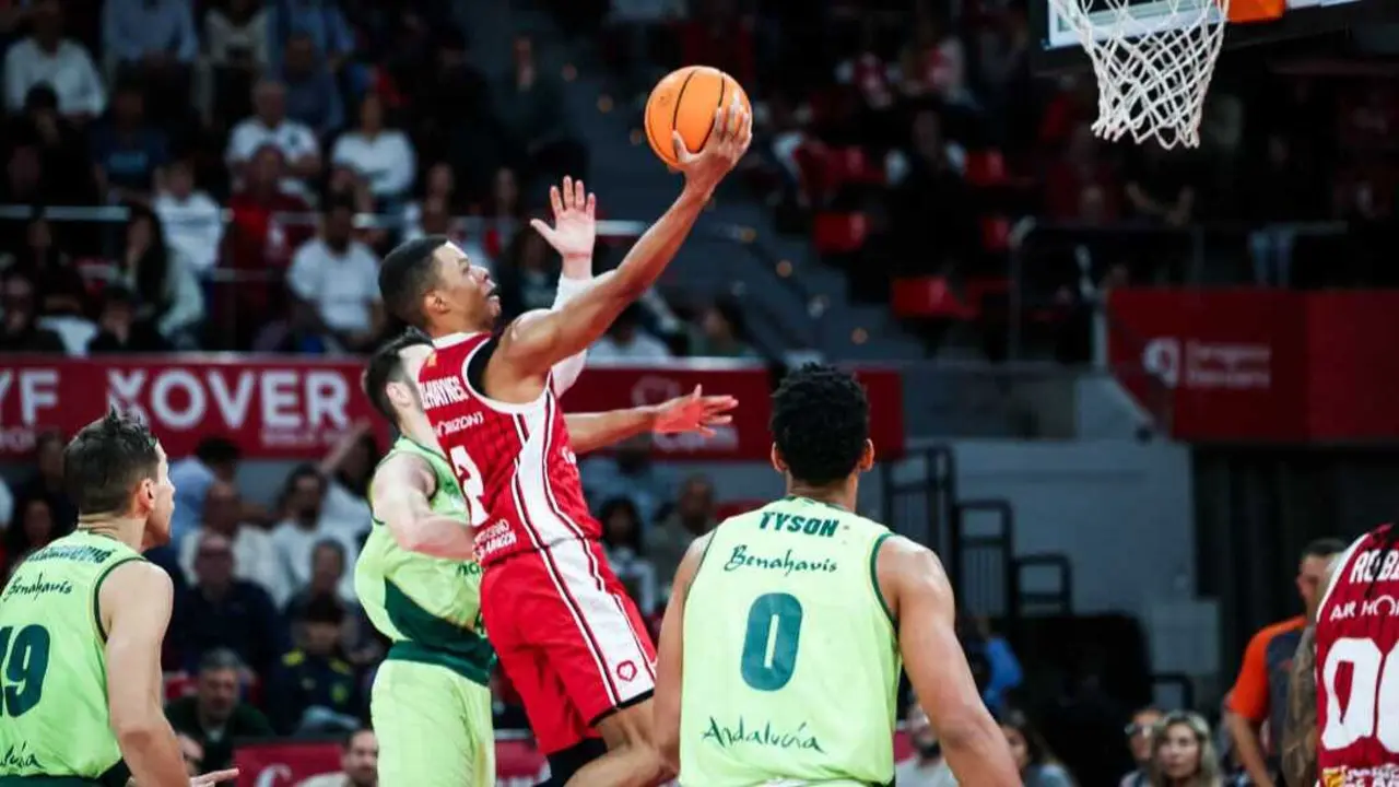 Trae Bell-Haynes penetrando a canasta ante Unicaja. Fotograf&iacute;a: Esther Casas / Casademont Zaragoza.
