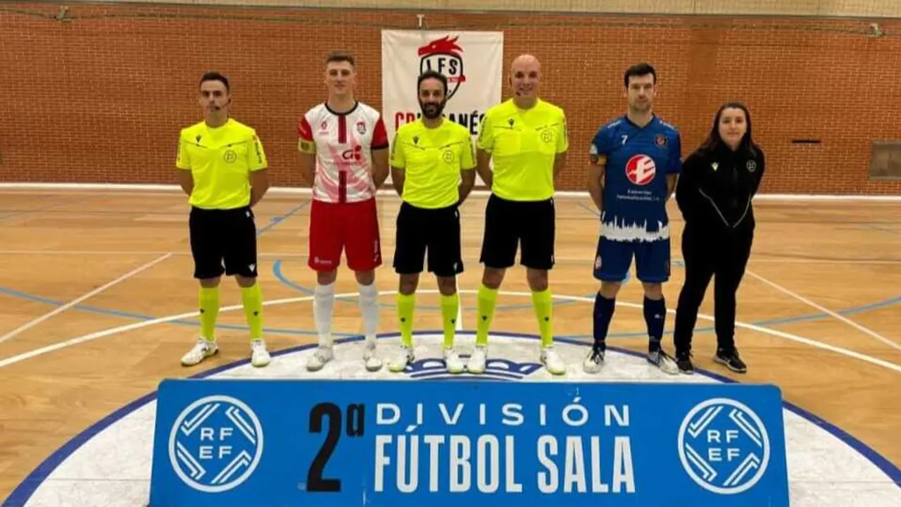 Imagen de los capitanes y &aacute;rbitros antes del inicio del encuentro. Fotograf&iacute;a: Entrerr&iacute;os Zaragoza.