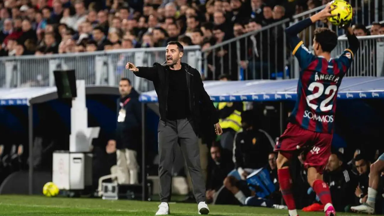 Rub&eacute;n Sell&eacute;s logra su primer triunfo en el Real Zaragoza / MARCOS CEBRI&Aacute;N